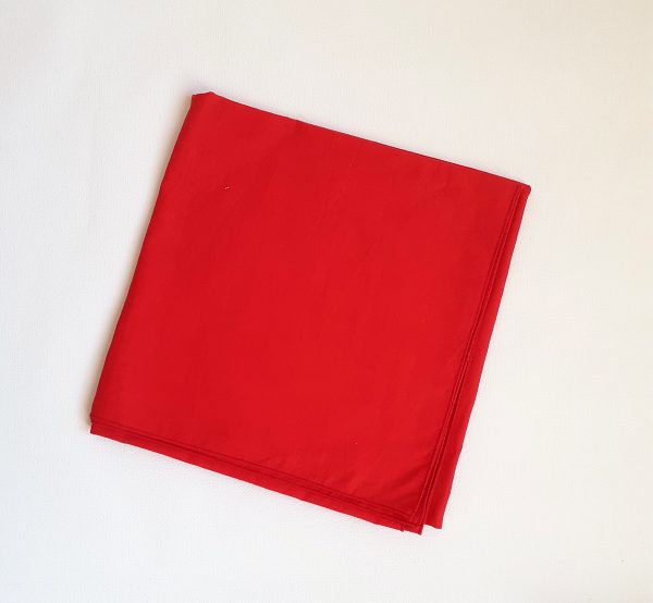 carré tissu rouge plié pour emballage cadeau