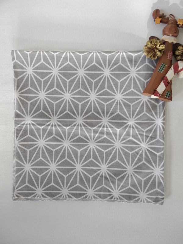 carré de tissu pour emballage cadeau motif gris blanc géométrique