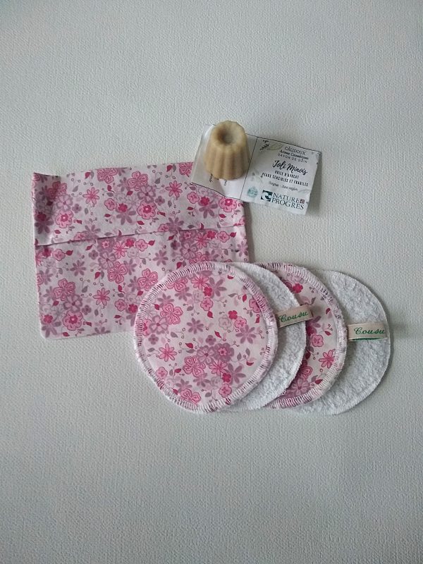 Coffret motif liberty rose composé de 4 disques démaquillants, d'une pochette étanche et d'un savon solide